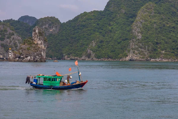 Ha Long Bay, Βιετνάμ - 13 Νοεμβρίου 2018: Halong Bay, Βιετνάμ. Π — Φωτογραφία Αρχείου