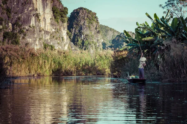 Vietnamesisches Boot auf dem Fluss. tam coc, ninh binh,. Vietnamtrav — Stockfoto