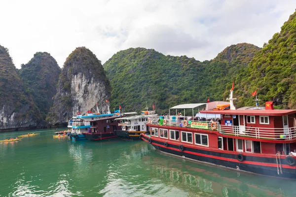 HA LONG BAY, VIETNAM - 13 NOVEMBRE 2018: Halong Bay, Vietnam. U — Foto Stock