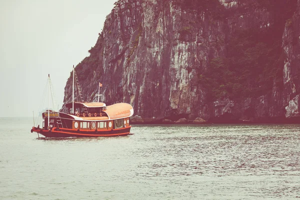 HA LONG BAY, VIETNAM - 13 DE NOVIEMBRE DE 2018: Halong Bay, Vietnam. U —  Fotos de Stock