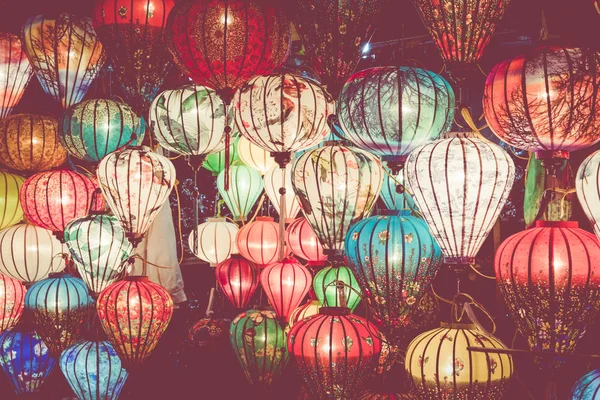 Kolorowe lampiony rozproszenia światła na ulicy starego miasta Hoi GoldenLine — Zdjęcie stockowe