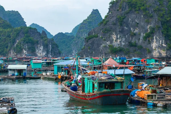 HA LONG BAY, VIETNAM - 13 DE NOVIEMBRE DE 2018: Halong Bay, Vietnam. U — Foto de Stock