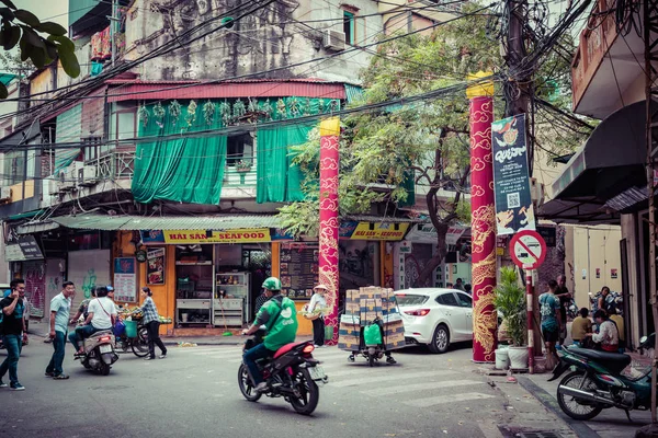 Hanoi, Vietnam - 2018. November 16.: Az utcai árusok Hanoiban — Stock Fotó