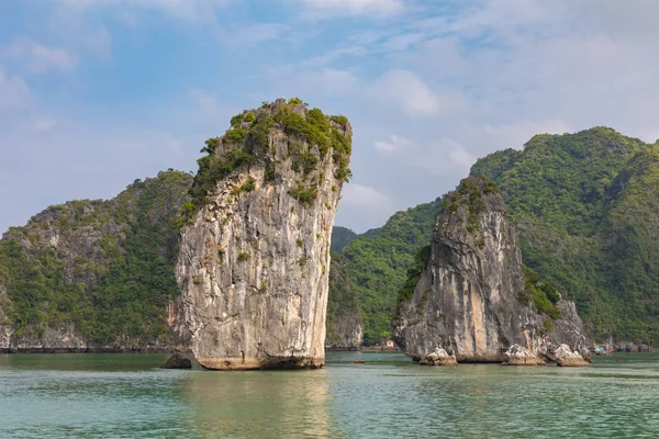 Felseninseln in der Nähe eines schwimmenden Dorfes in der Halong-Bucht, Vietnam, Süden — Stockfoto