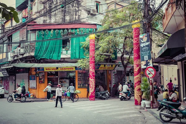 HANOI, VIETNAM - NOVEMBRO 16, 2018: Os vendedores ambulantes em Hanói — Fotografia de Stock