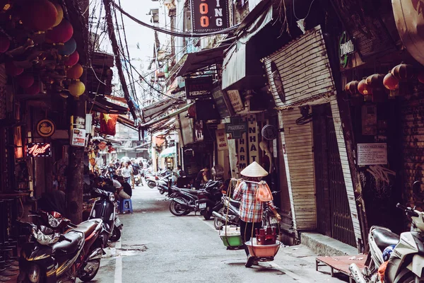 Hanoi, Vietnam - 16 November 2018: Gatuförsäljare i Hanoi — Stockfoto