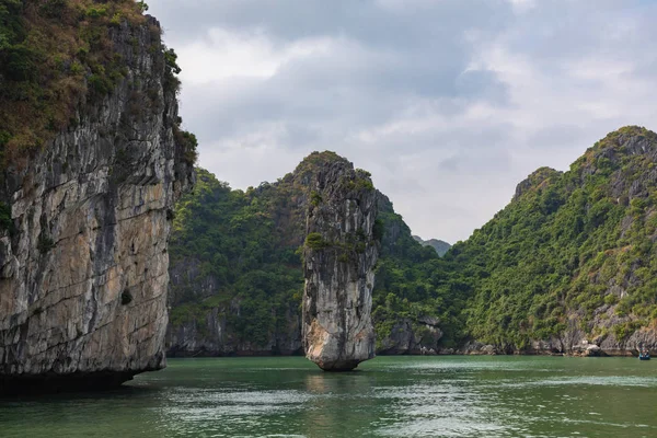 Felseninseln in der Nähe eines schwimmenden Dorfes in der Halong-Bucht, Vietnam, Süden — Stockfoto