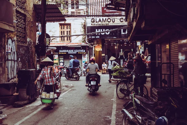 HANOI, VIETNAM - 16 NOVEMBRE 2018 : Les vendeurs de rue à Hanoi — Photo