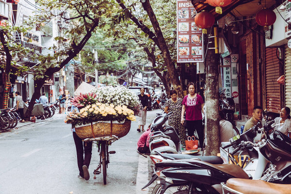 HANOI, VIETNAM - NOVEMBER 16, 2018 : The street vendors in Hanoi