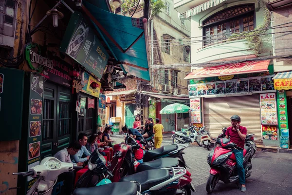 Hanoi, Vietnam - 2018. November 16.: Az utcai árusok Hanoiban — Stock Fotó