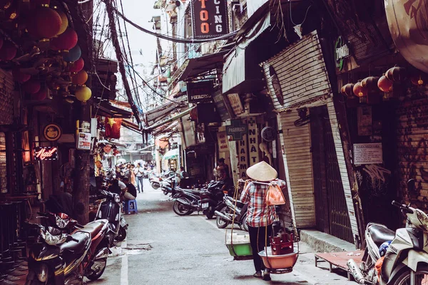 Hanoi, Vietnam - 2018. November 16.: Az utcai árusok Hanoiban — Stock Fotó