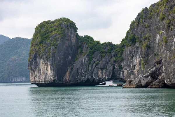Felseninseln in der Nähe eines schwimmenden Dorfes in der Halong-Bucht, Vietnam, Süden — Stockfoto