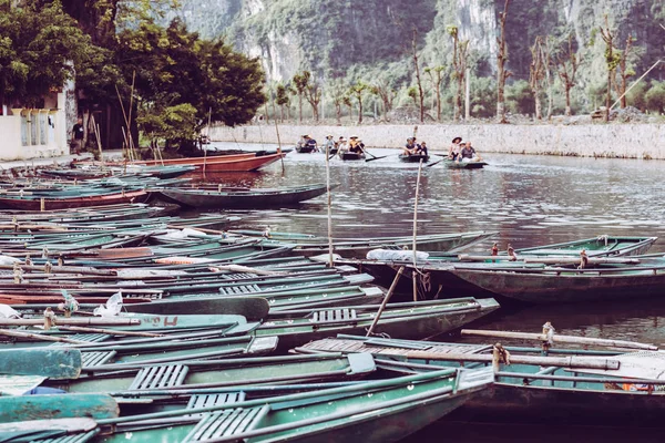 Barca a remi in attesa di passeggeri a Hoa Lu - Tam Coc, Antico — Foto Stock