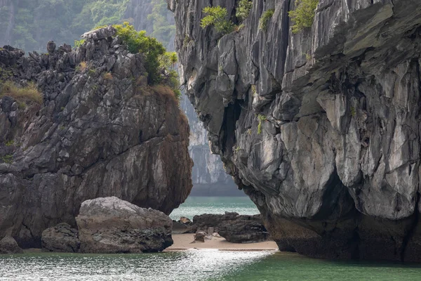 Felseninseln in der Nähe eines schwimmenden Dorfes in der Halong-Bucht, Vietnam, Süden — Stockfoto