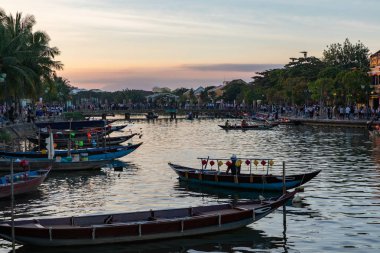 Hoi An, Vi antik mimarisi önünde geleneksel tekneler