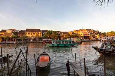 Hoi An, Vietnam 'da geleneksel tekneler. Gün batımı zamanı. Hoi An,