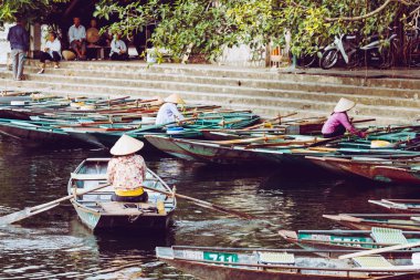Hoa lu-tam COC, eski yolcuları bekleyen kürek teknesi 