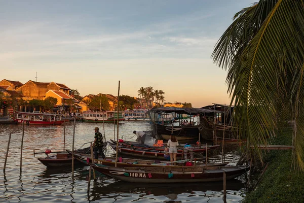 Hoi An, Vietnam 'da geleneksel tekneler. Gün batımı zamanı. Hoi An,
