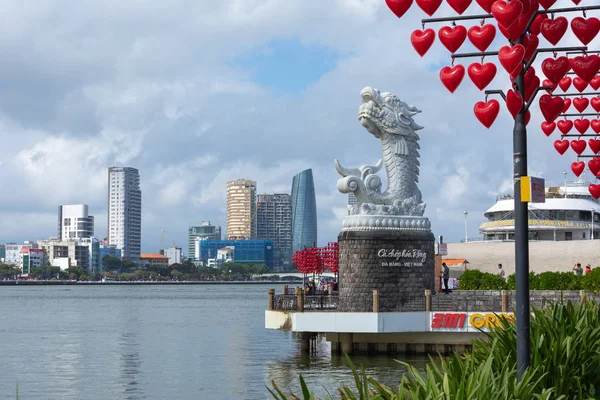 越南-2018年11月25日: 丹南的鲤鱼-龙雕像 — 图库照片