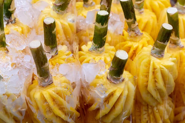 Ananas fresco pelato "Chiangrai Phulae Ananas" al stal alimentare — Foto Stock