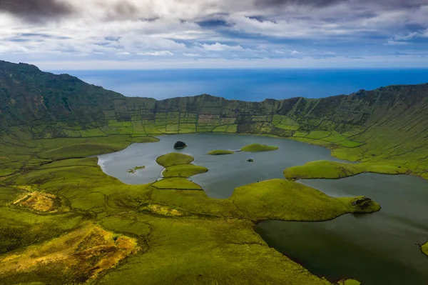 Vista aérea da cratera vulcânica (Caldeirao) com um belo lago — Fotografia de Stock