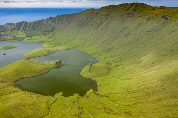 Veduta aerea del cratere vulcanico (Caldeirao) con un bellissimo lago — Foto Stock
