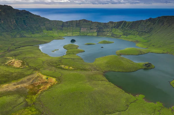 Flygbild över vulkanisk krater (Caldeirao) med en vacker sjö — Stockfoto