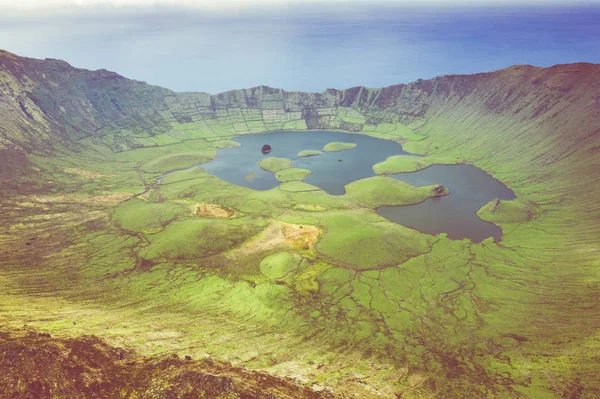 Luftaufnahme des Vulkankraters (Caldeirao) mit einem schönen See — Stockfoto