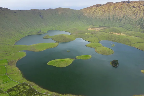 Vista aérea del cráter volcánico (Caldeirao) con un hermoso lago —  Fotos de Stock