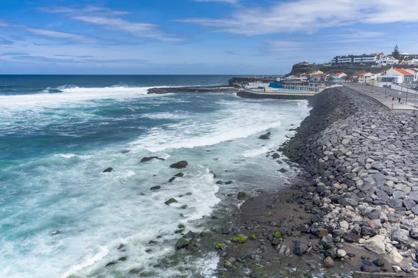 Vue aérienne de la côte atlantique à Ribeira Grande. Eau bleue et — Photo