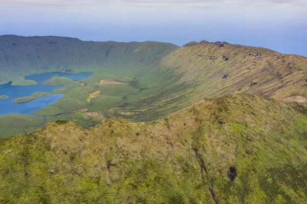 Vista aérea del cráter volcánico (Caldeirao) con un hermoso lago —  Fotos de Stock