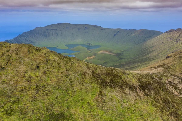 Vista aérea del cráter volcánico (Caldeirao) con un hermoso lago —  Fotos de Stock