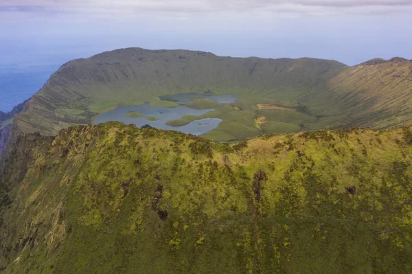 Vista aérea del cráter volcánico (Caldeirao) con un hermoso lago —  Fotos de Stock