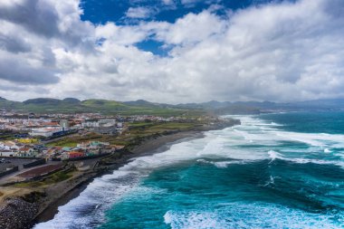 Ribeira Grande 'de Atlantik sahilinin havadan görünümü. Mavi su ve 