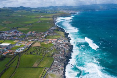 Ribeira Grande 'de Atlantik sahilinin havadan görünümü. Mavi su ve 