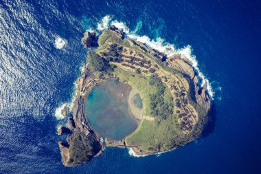 Vila Franca do Campo, Sao Miguel Adası Islet havadan görünümü,