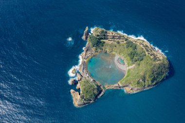 Vila Franca do Campo, Sao Miguel Adası Islet havadan görünümü,