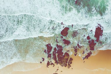 Okyanus dalgalarına hava görünümü. Sarı kumlu plaj. Mavi su arka plan müziği