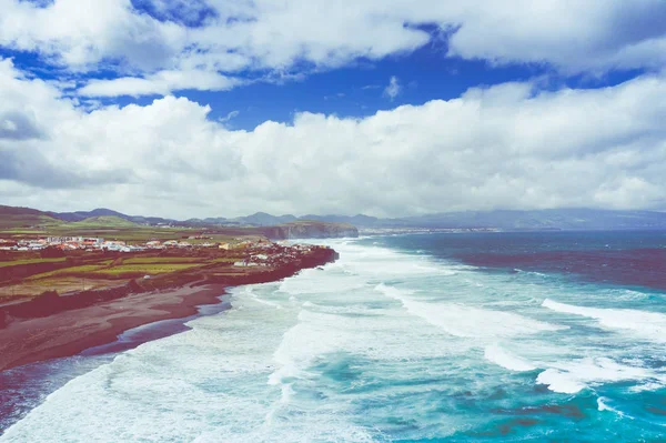 Ribeira Grande 'de Atlantik sahilinin havadan görünümü. Mavi su ve 