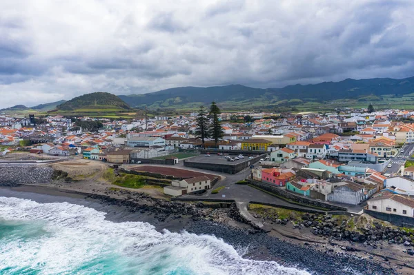 Ribeira Grande 'de Atlantik sahilinin havadan görünümü. Mavi su ve 