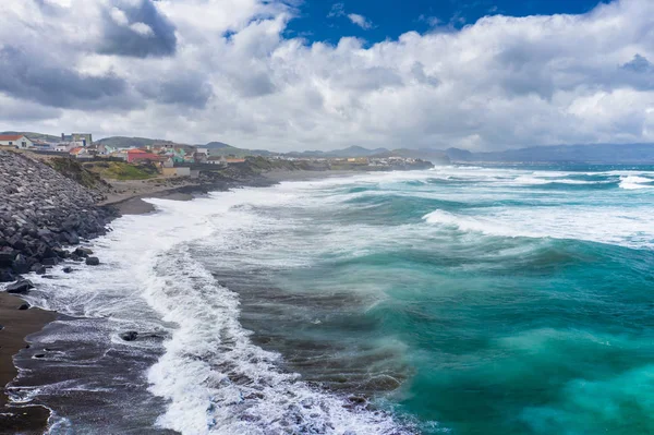 Ribeira Grande 'de Atlantik sahilinin havadan görünümü. Mavi su ve — Stok fotoğraf