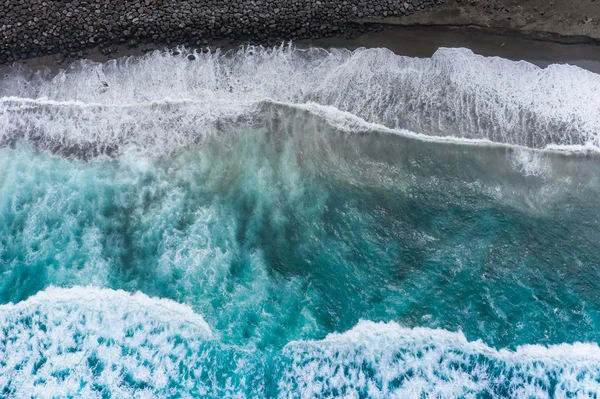 Вид з повітря на океанські хвилі. Синій водяний фон. Фото зроблені fr — стокове фото