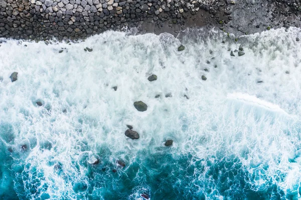 Letecký pohled na vlny oceánu. Modrá vodní pozadí. Foto fr — Stock fotografie