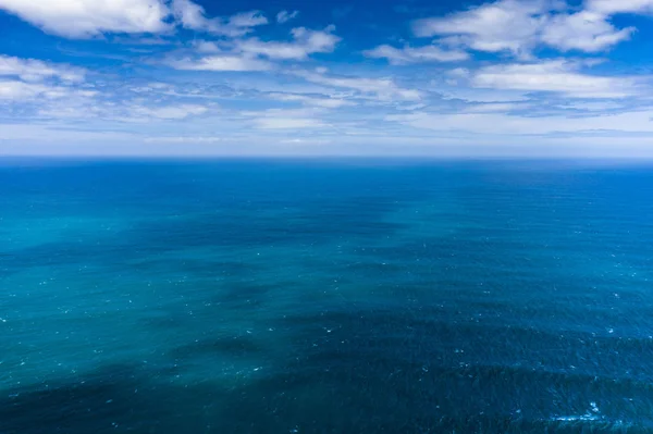 Vista aérea a las olas del océano. Fondo de agua azul. Foto hecha fr — Foto de Stock