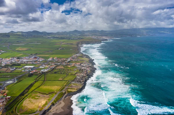 Vue aérienne de la côte atlantique à Ribeira Grande. Eau bleue et — Photo