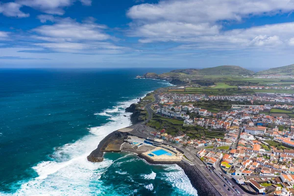 Ribeira Grande 'de Atlantik sahilinin havadan görünümü. Mavi su ve 