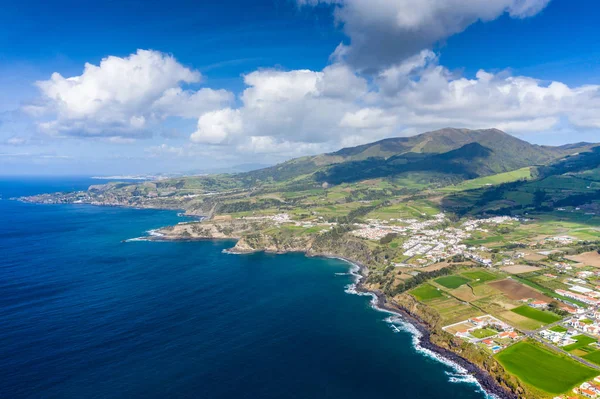 Luftaufnahme der Atlantikküste bei vila franca do campo, sao migue — Stockfoto