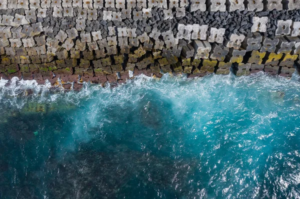 Vista aérea a las olas del océano. Fondo de agua azul. Foto hecha fr — Foto de Stock