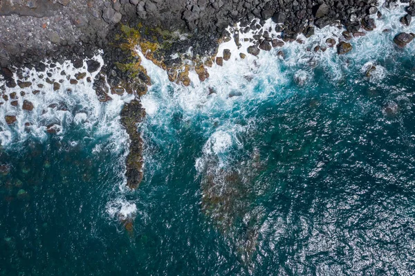 Letecký pohled na vlny oceánu. Modrá vodní pozadí. Foto fr — Stock fotografie