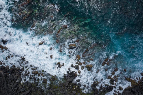 Vista aerea sulle onde dell'oceano. Sfondo blu acqua. Foto fatta fr — Foto Stock